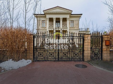 Купить коттедж в классическом стиле в КП Монолит. ID 22748